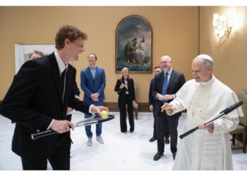 Era accompagnato dai genitori. Binaghi dona a Leone tessera Fit