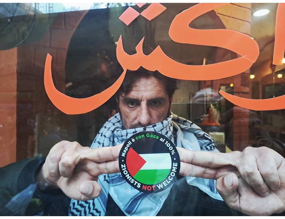 Sit-in per la ristoratrice di Napoli, adesivi anti-Israele