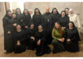 15 religiose sorridenti con l'allora cardinale