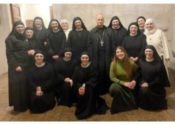 15 religiose sorridenti con l'allora cardinale