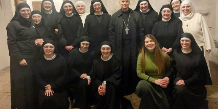 15 religiose sorridenti con l'allora cardinale