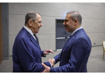 Tra i ministri degli Esteri Sergei Lavrov e Hakan Fidan
