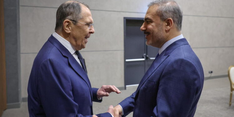 Tra i ministri degli Esteri Sergei Lavrov e Hakan Fidan