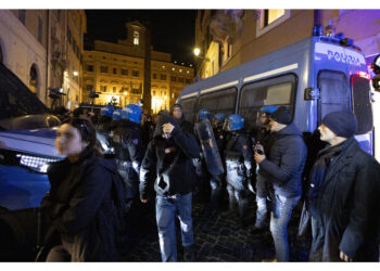 Contatto tra forze dell'ordine e manifestanti a via del Tritone