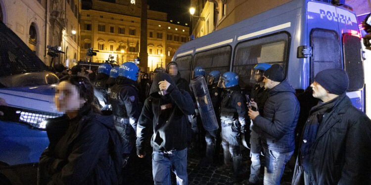 Contatto tra forze dell'ordine e manifestanti a via del Tritone