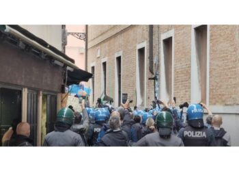 Polizia in assetto antisommossa ha bloccato 200 attivisti