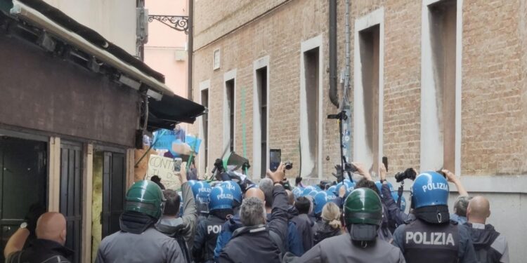 Polizia in assetto antisommossa ha bloccato 200 attivisti