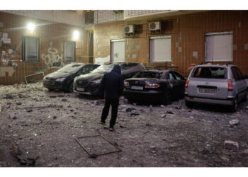 In fiamme i piani superiori di un grattacielo