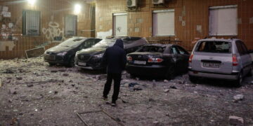In fiamme i piani superiori di un grattacielo