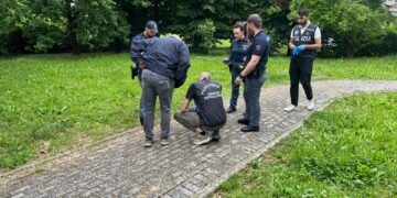 Una donna ha dato l'allarme da un'area verde