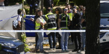 Raggiunto da colpi di pistola