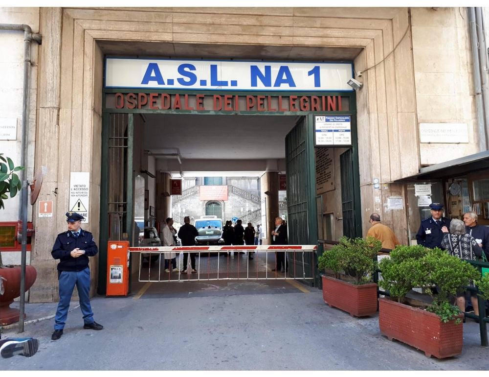 Un ragazzo di 15 anni accoltellato in centro a Napoli