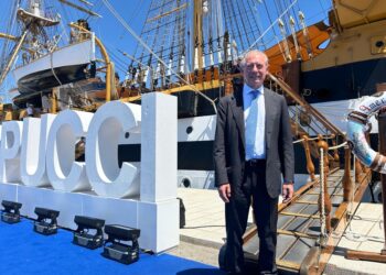 Il ministro in visita sul veliero a Civitavecchia