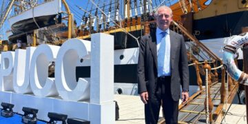 Il ministro in visita sul veliero a Civitavecchia