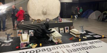 A Cagliari donne in lutto piangono davanti a bare bimbi Gaza