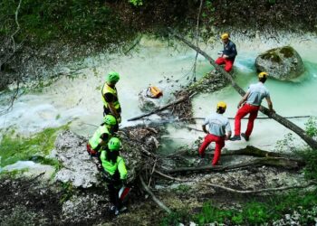 Corpi trasferiti all'obitorio di Chieti in elicottero Vvff