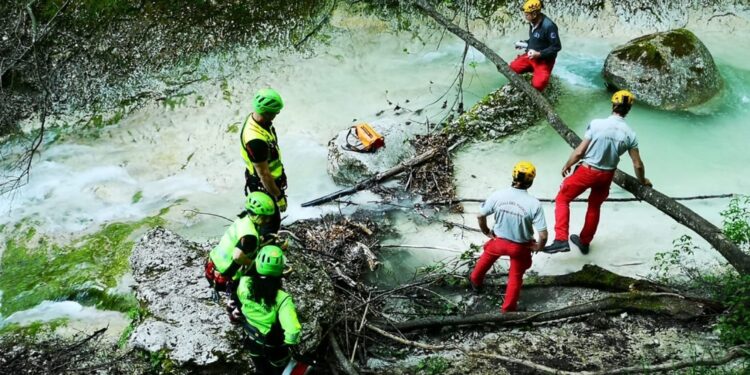 Corpi trasferiti all'obitorio di Chieti in elicottero Vvff