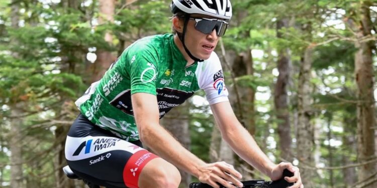 Alessandro Fancellu con la maglia verde di leader del Tour of Japan