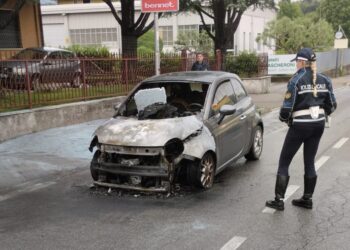 Auto in fiamme Cantù