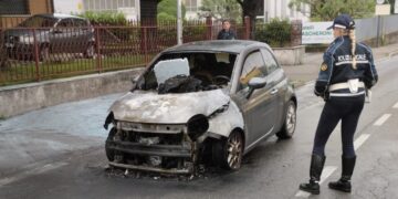 Auto in fiamme Cantù
