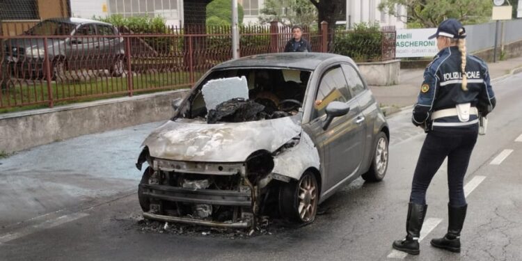 Auto in fiamme Cantù