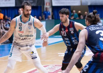 Una fase della gara 2 di semifinale tra Cantù e Rieti