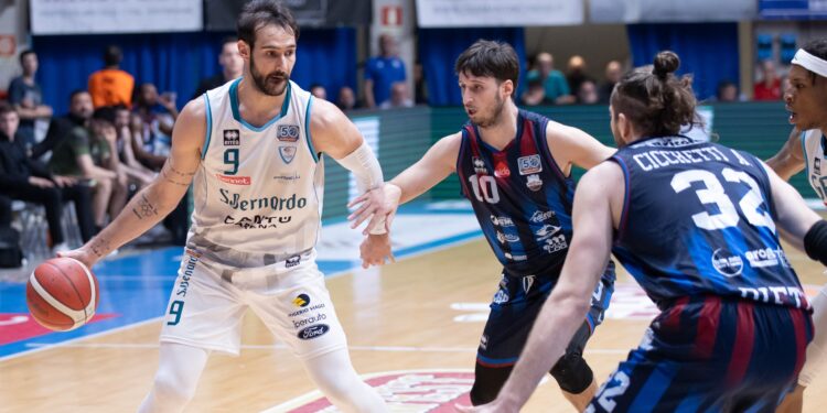 Una fase della gara 2 di semifinale tra Cantù e Rieti
