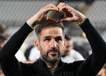 Il saluto di Cesc Fabregas ai tifosi lariani (foto Roberto Colombo)