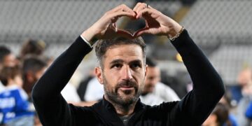Il saluto di Cesc Fabregas ai tifosi lariani (foto Roberto Colombo)
