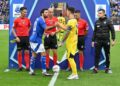 Scambio di gagliardetti prima della gara d'andata tra Como e Parma (foto Roberto Colombo)