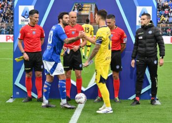 Scambio di gagliardetti prima della gara d'andata tra Como e Parma (foto Roberto Colombo)