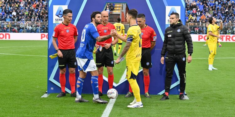 Scambio di gagliardetti prima della gara d'andata tra Como e Parma (foto Roberto Colombo)
