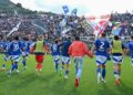 La festa dei giocatori del Como dopo la vittoria contro il Cagliari (foto Roberto Colombo)