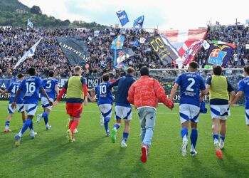 La festa dei giocatori del Como dopo la vittoria contro il Cagliari (foto Roberto Colombo)