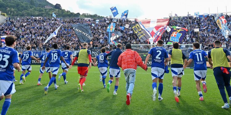La festa dei giocatori del Como dopo la vittoria contro il Cagliari (foto Roberto Colombo)