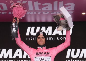 La maglia rosa del Giro Isaac Del Toro, classe 2003