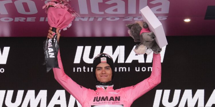 La maglia rosa del Giro Isaac Del Toro, classe 2003