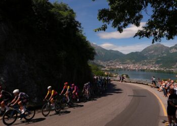 Il passaggio in terra lariana (Photo by Fabio Ferrari/LaPresse/Rcs)