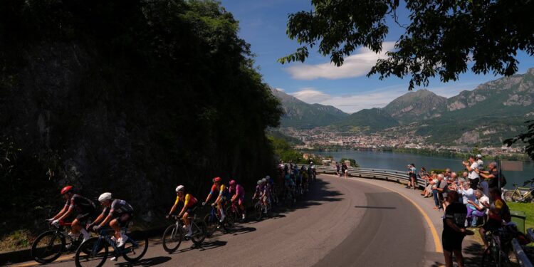 Il passaggio in terra lariana (Photo by Fabio Ferrari/LaPresse/Rcs)