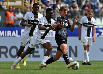 Nico Paz in azione nella gara vinta dal Como a Parma per 1-0 (foto Roberto Colombo)