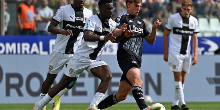 Nico Paz in azione nella gara vinta dal Como a Parma per 1-0 (foto Roberto Colombo)