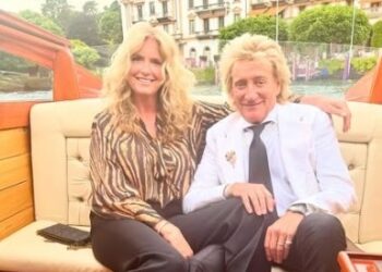 L'immagine pubblicata sui social da Rod Stewart e Penny Lancaster