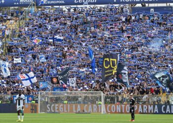 I tifosi del Como nel settore ospiti di Parma (foto Roberto Colombo)