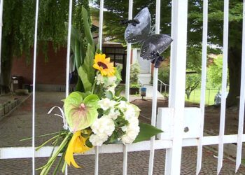 Fiori per la maestra morta sul bus di rientro dalla gita