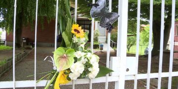 Fiori per la maestra morta sul bus di rientro dalla gita