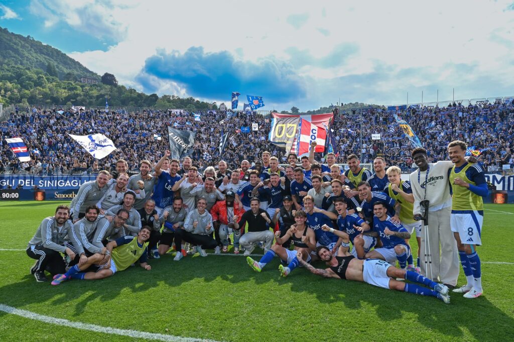 Il Como dopo la partita contro il Cagliari. Foto di Roberto Colombo