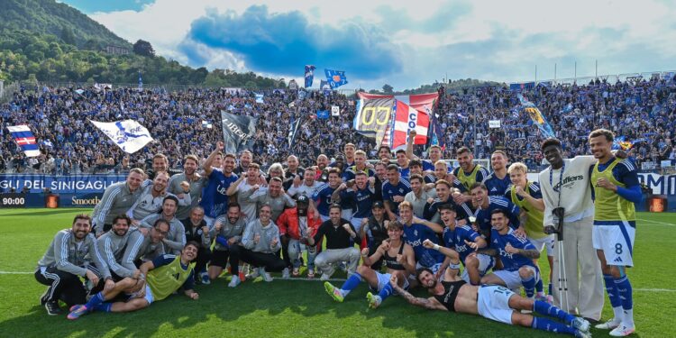 Il Como dopo la partita contro il Cagliari. Foto di Roberto Colombo