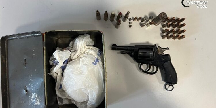 pistola e munizioni trovati tra i rifiuti a Erba