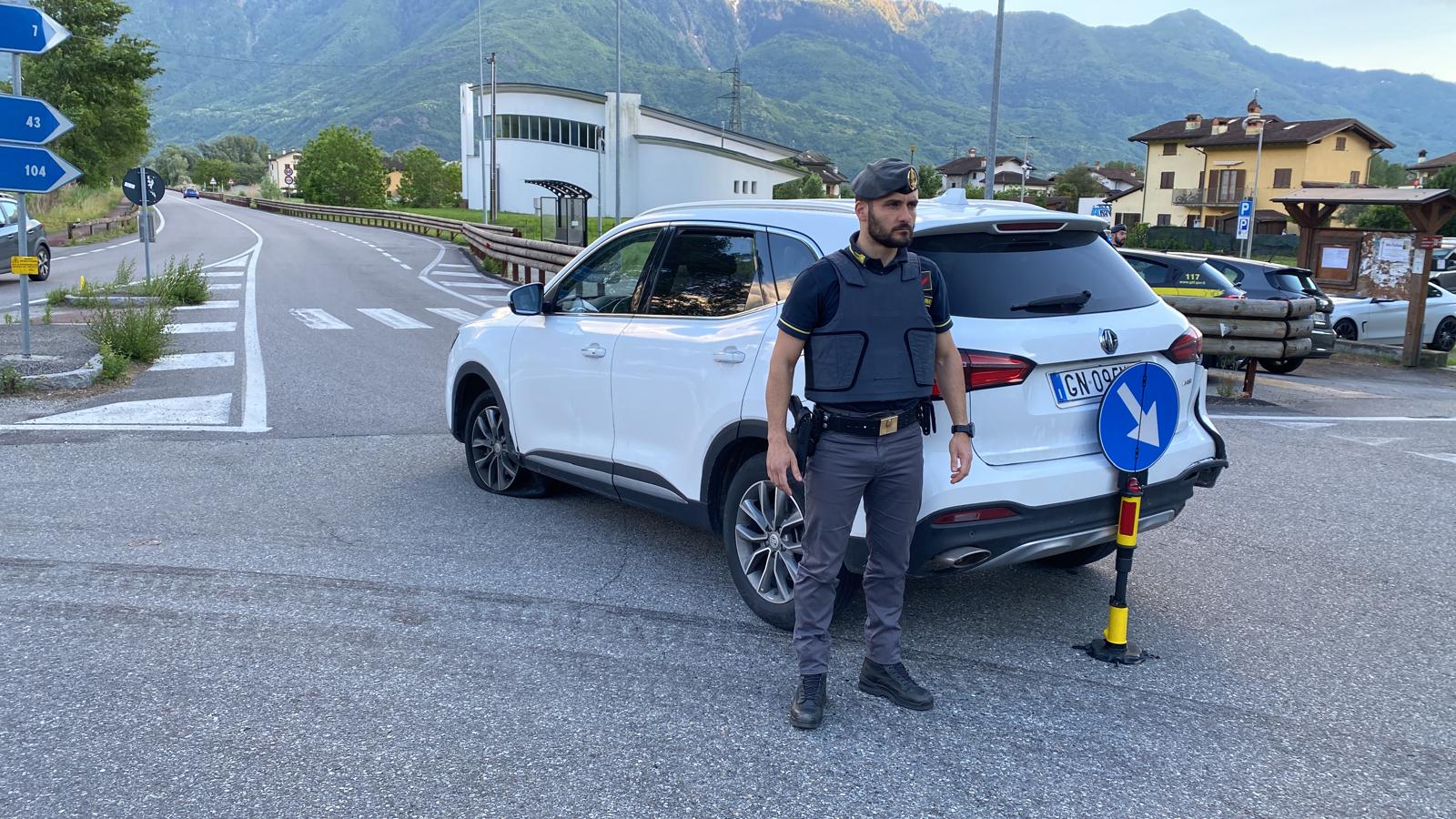 Sorico, spari per fermare un’auto in fuga, 21enne arrestato dai finanzieri