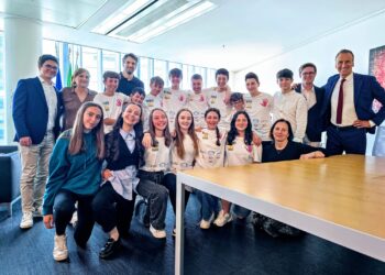 gli studenti della scuola media “Aldo Moro” di Carimate sono stati accolti oggi in Regione Lombardia dall’assessore all’Università, Ricerca e Innovazione, Alessandro Fermi